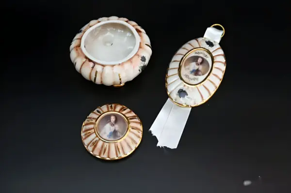 Шкатулка и плакетка. Capodimonte. Италия — вид 2