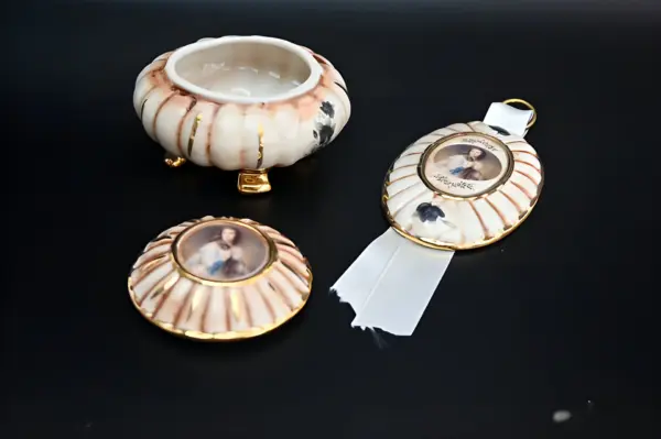 Шкатулка и плакетка. Capodimonte. Италия — вид 5