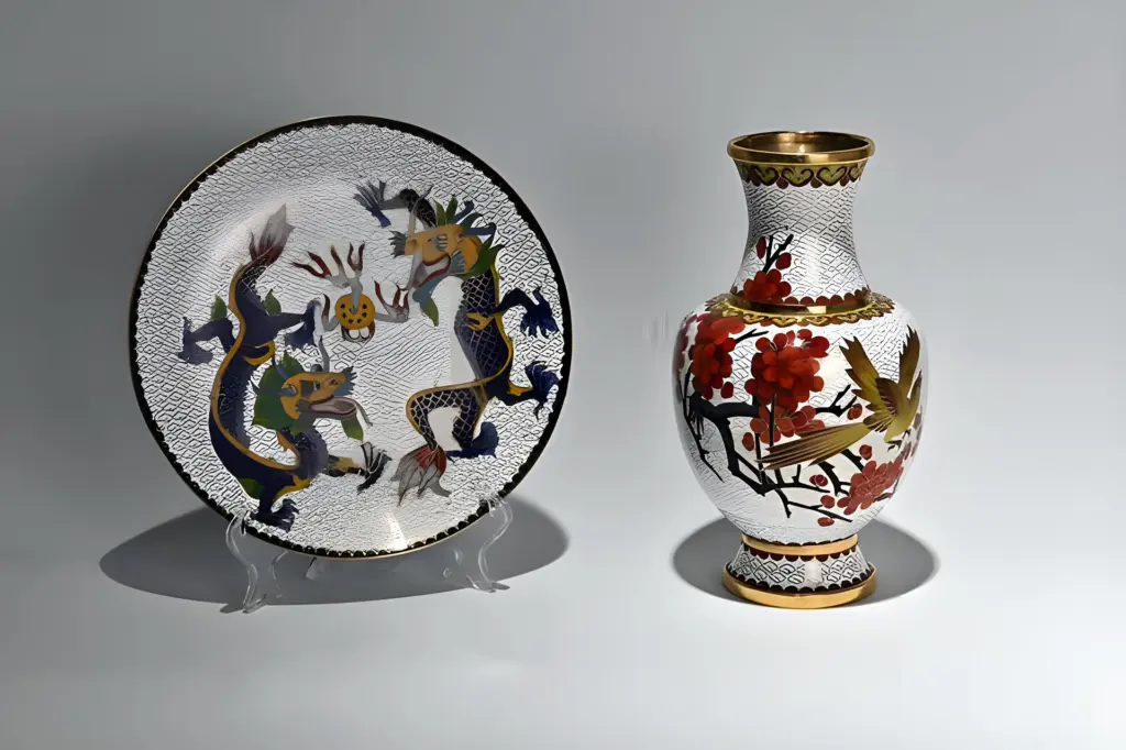 Ваза и тарелка. Белый cloisonne. Китай — вид 1